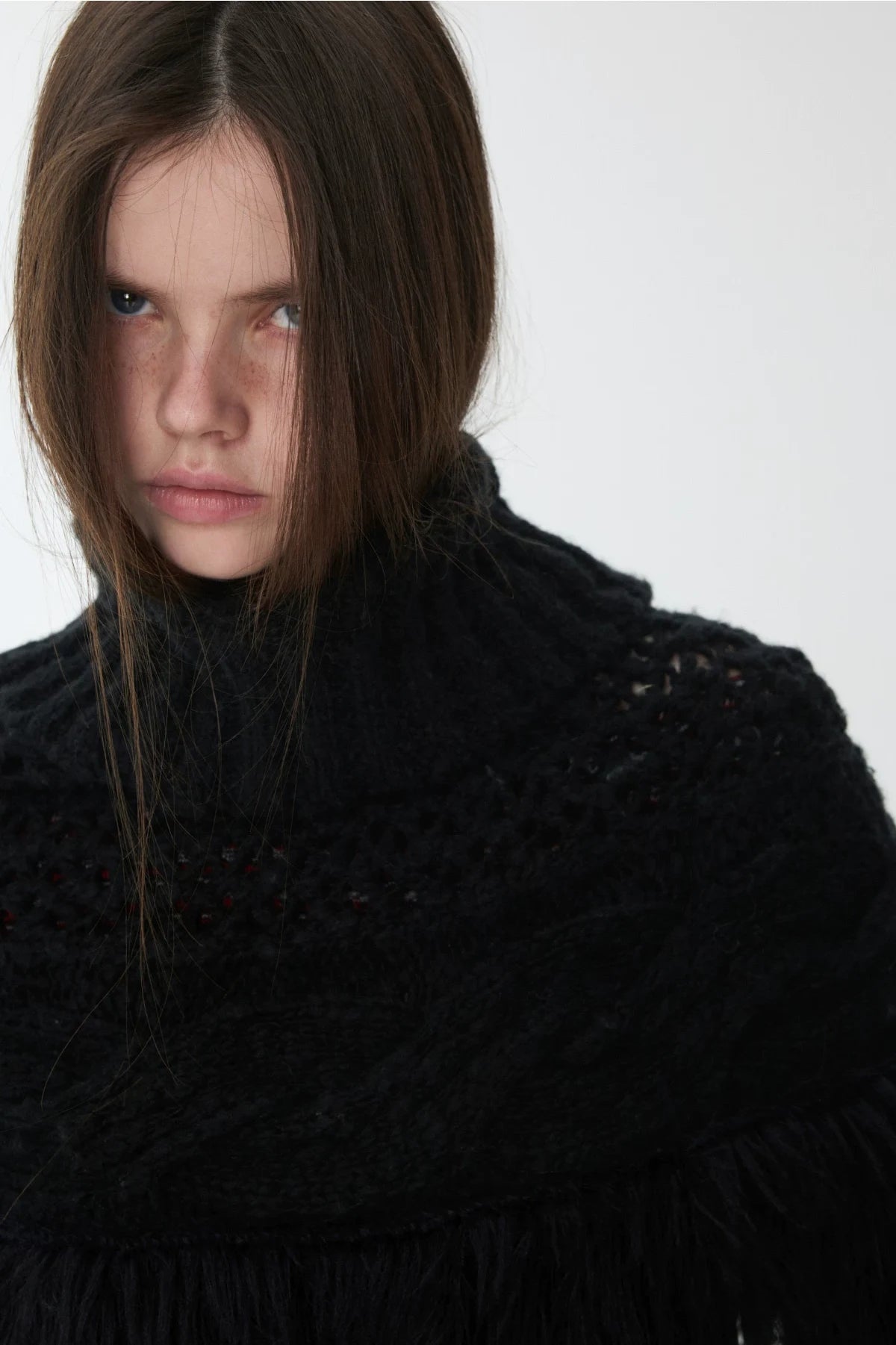 CABLE-KNIT FRINGED HIGH-NECK CAPELET – 2colors