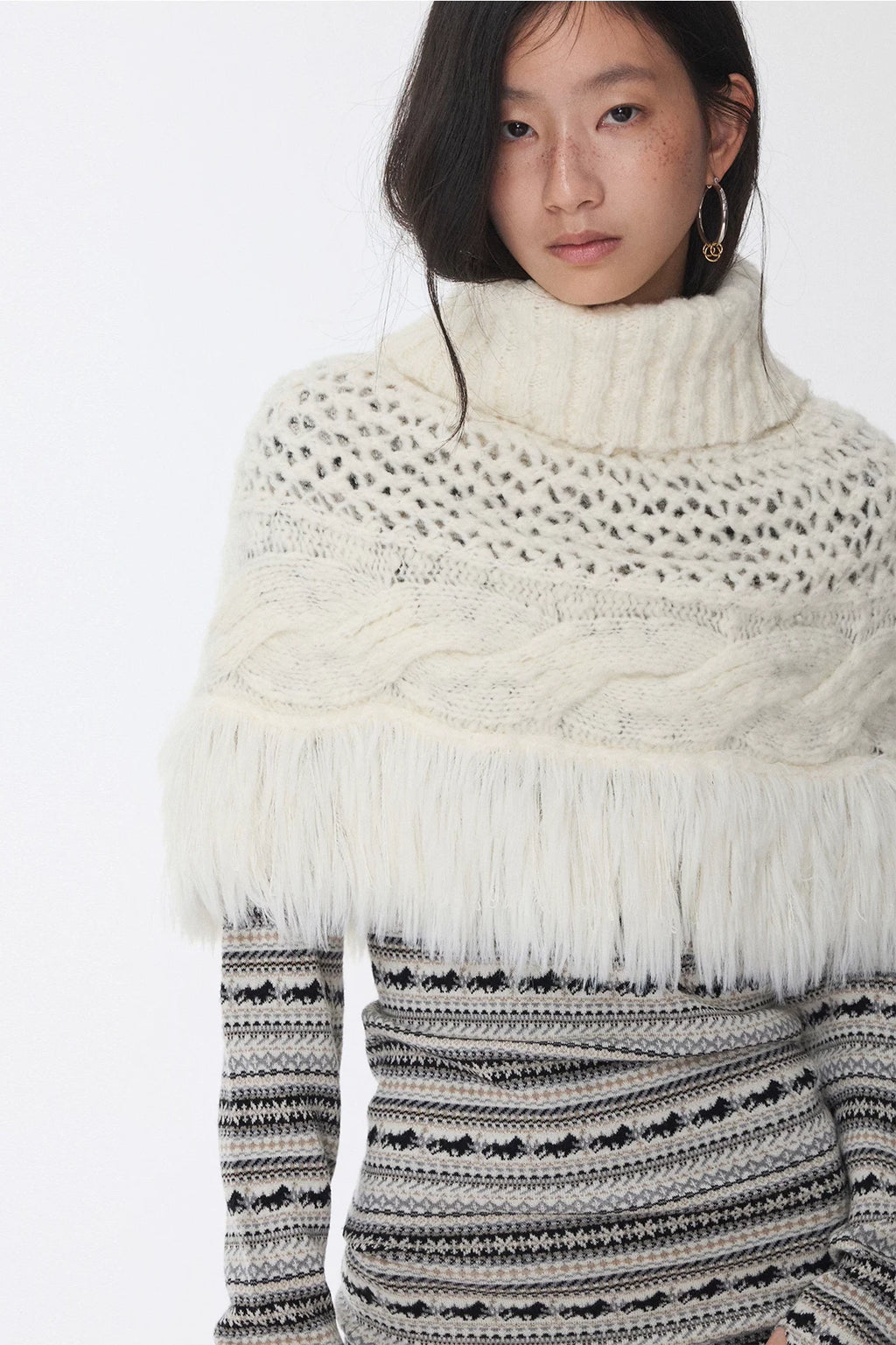 CABLE-KNIT FRINGED HIGH-NECK CAPELET – 2colors