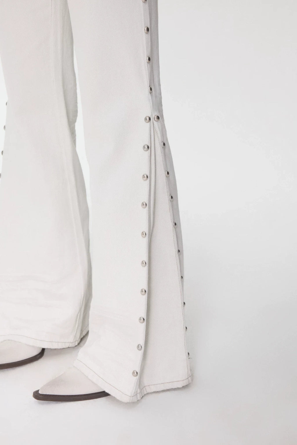 CAT-WHISKER STUDDED FLARED JEANS – 2colors