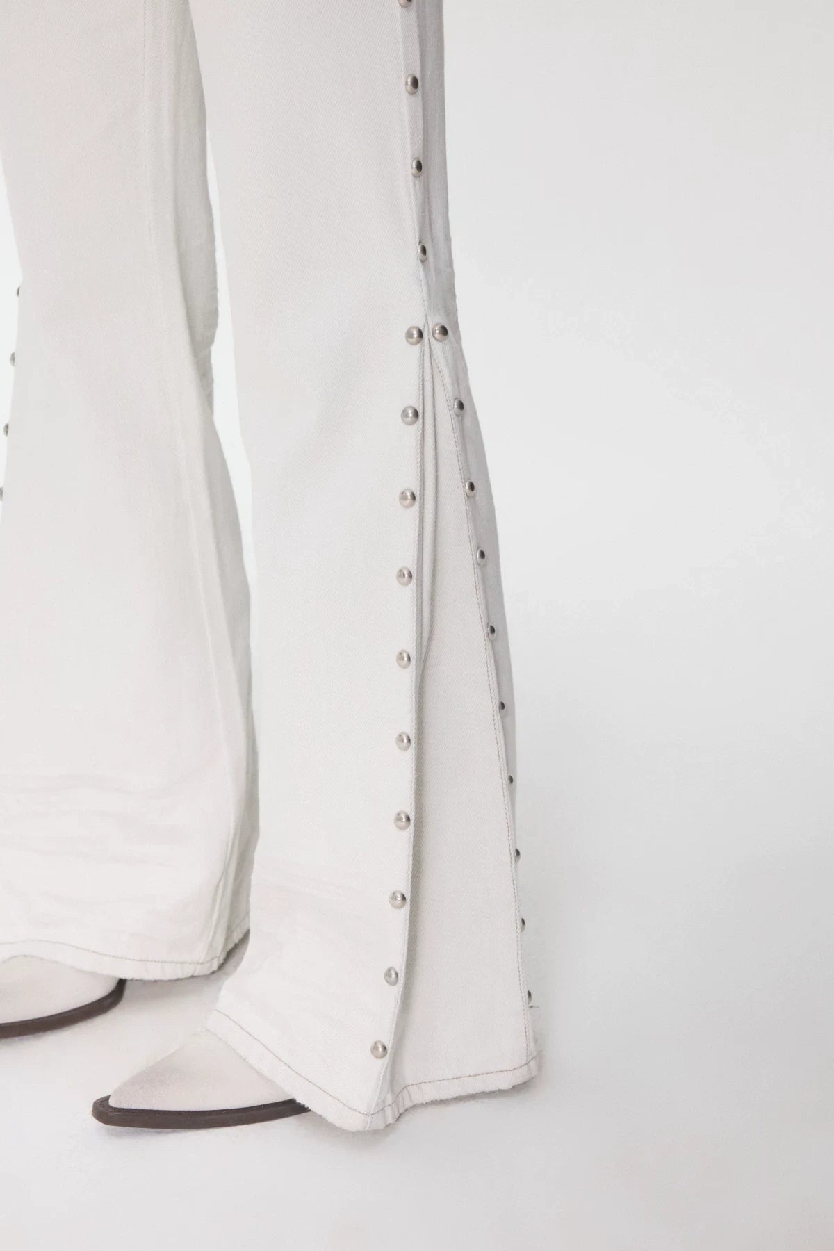 CAT-WHISKER STUDDED FLARED JEANS – 2colors