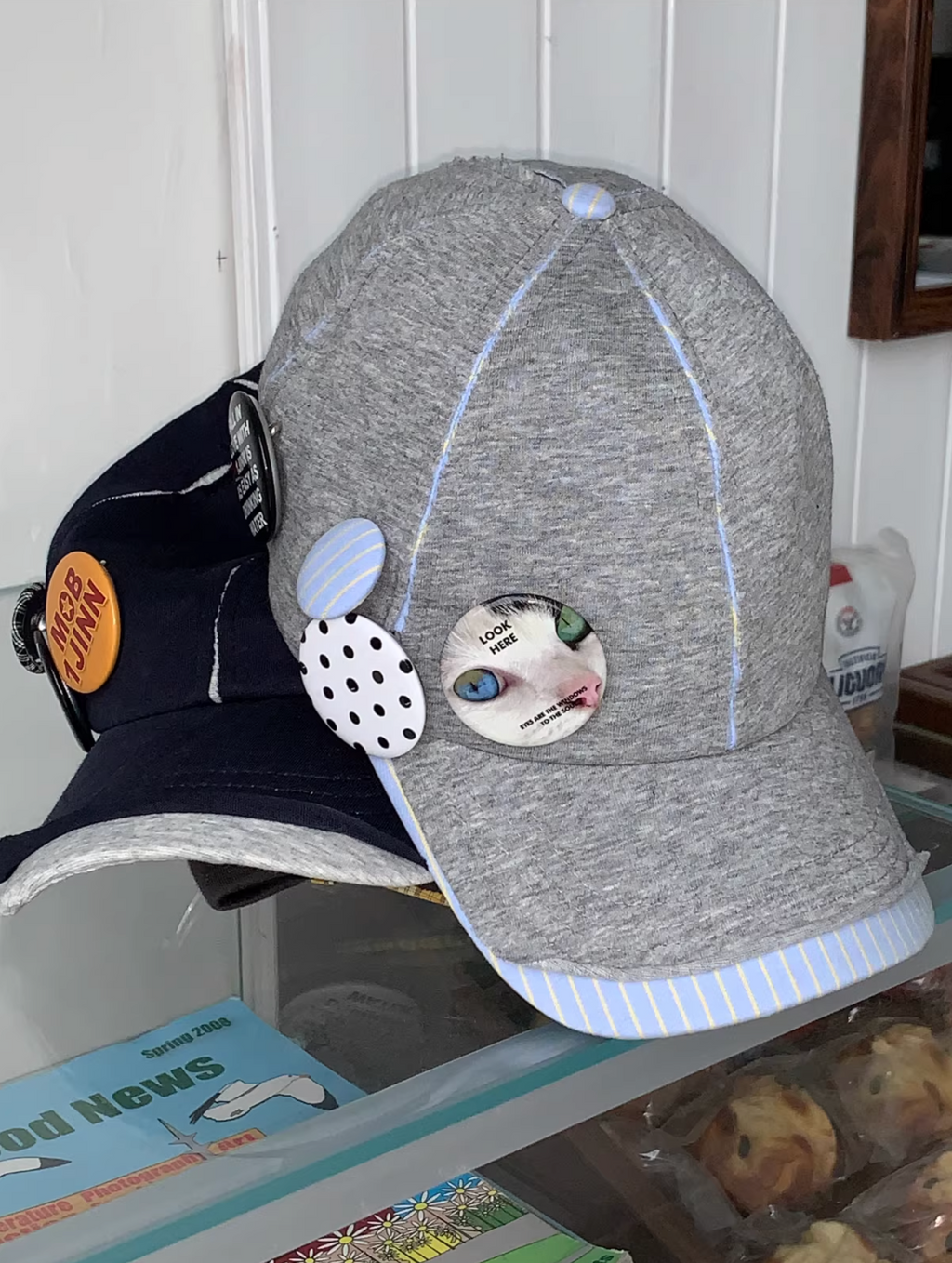 IN STOCK ♱ GRAY CONTRAST POP CAP + PLAYFUL REMOVABLE PIN BADGES