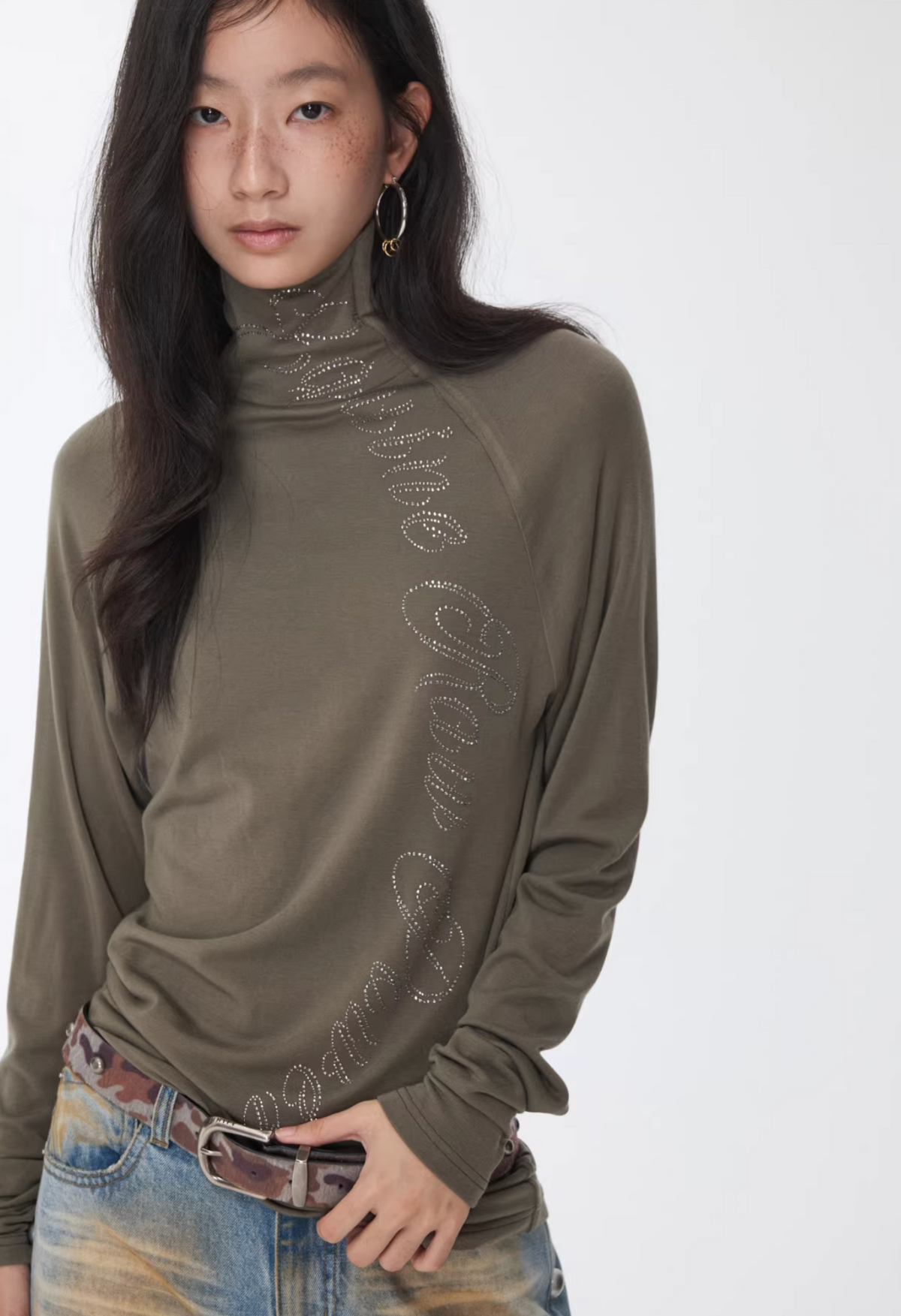 CRYSTAL LETTERING HIGH-NECK TOP – 4colors