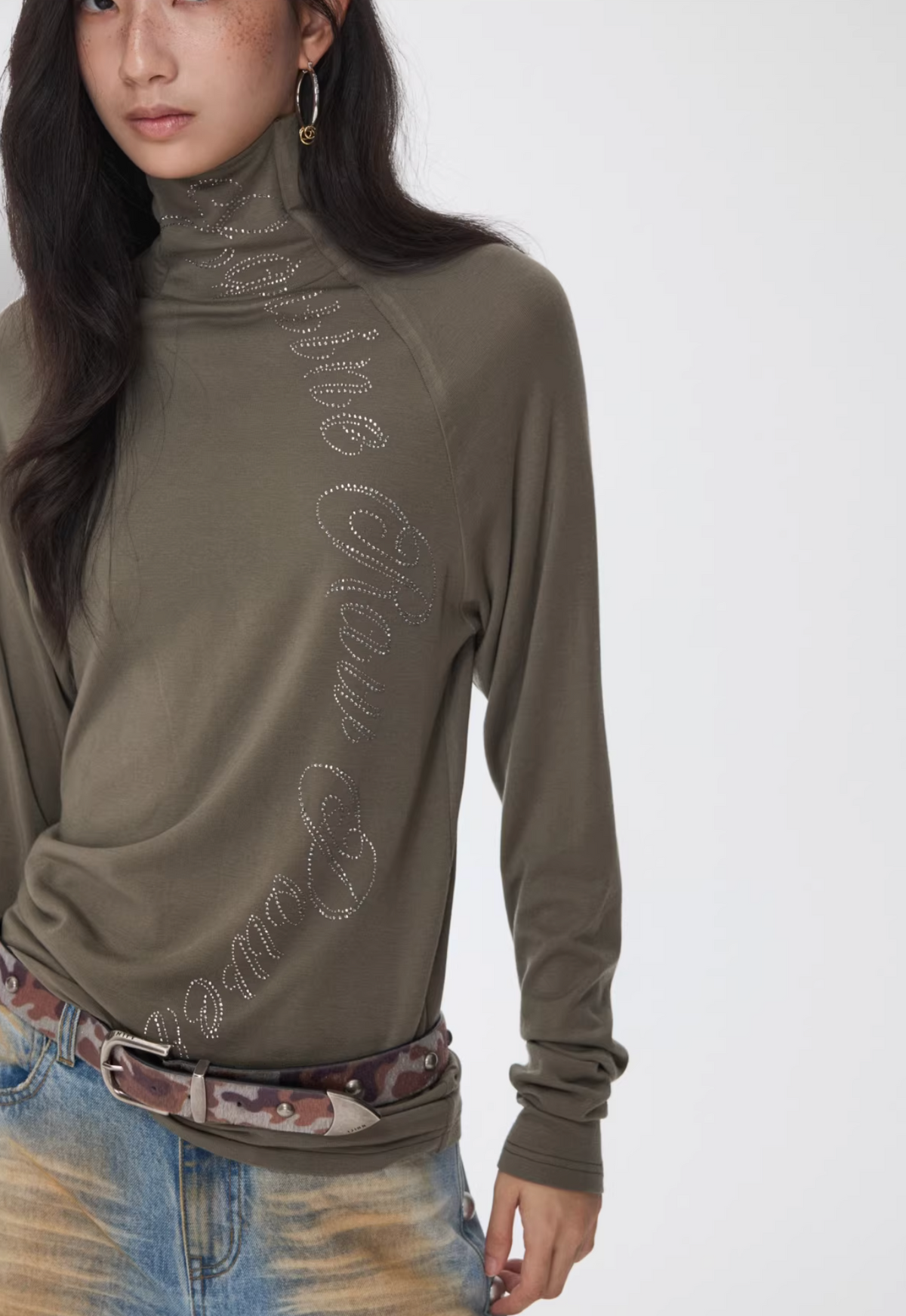 CRYSTAL LETTERING HIGH-NECK TOP – 4colors