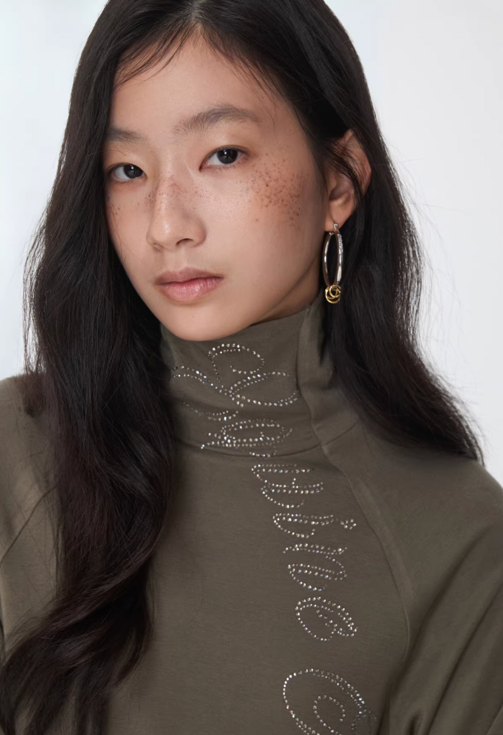 CRYSTAL LETTERING HIGH-NECK TOP – 4colors