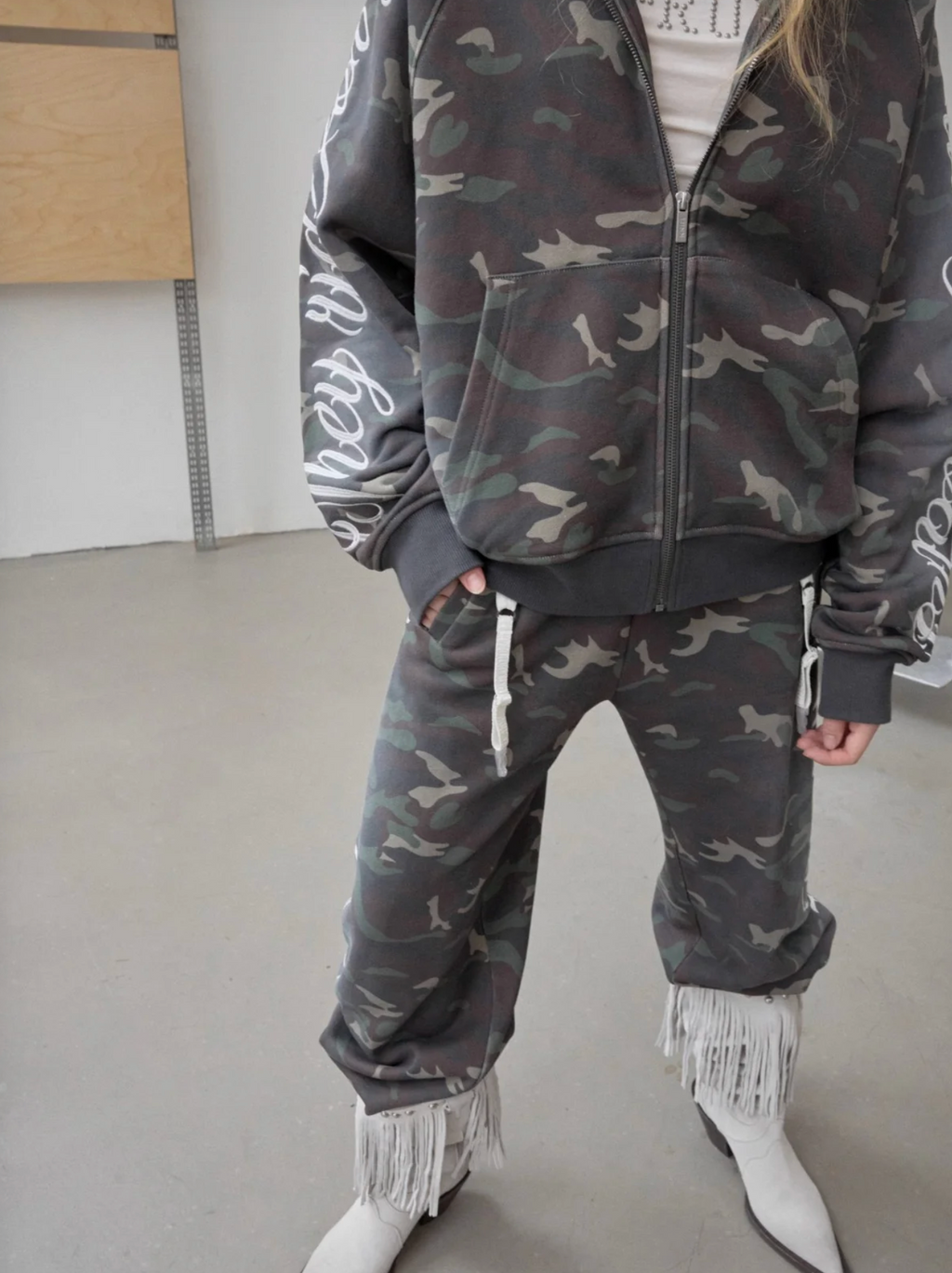 FAUX-FUR HOODED SWEATSHIRT & SWEATPANTS SET (detachable hood)