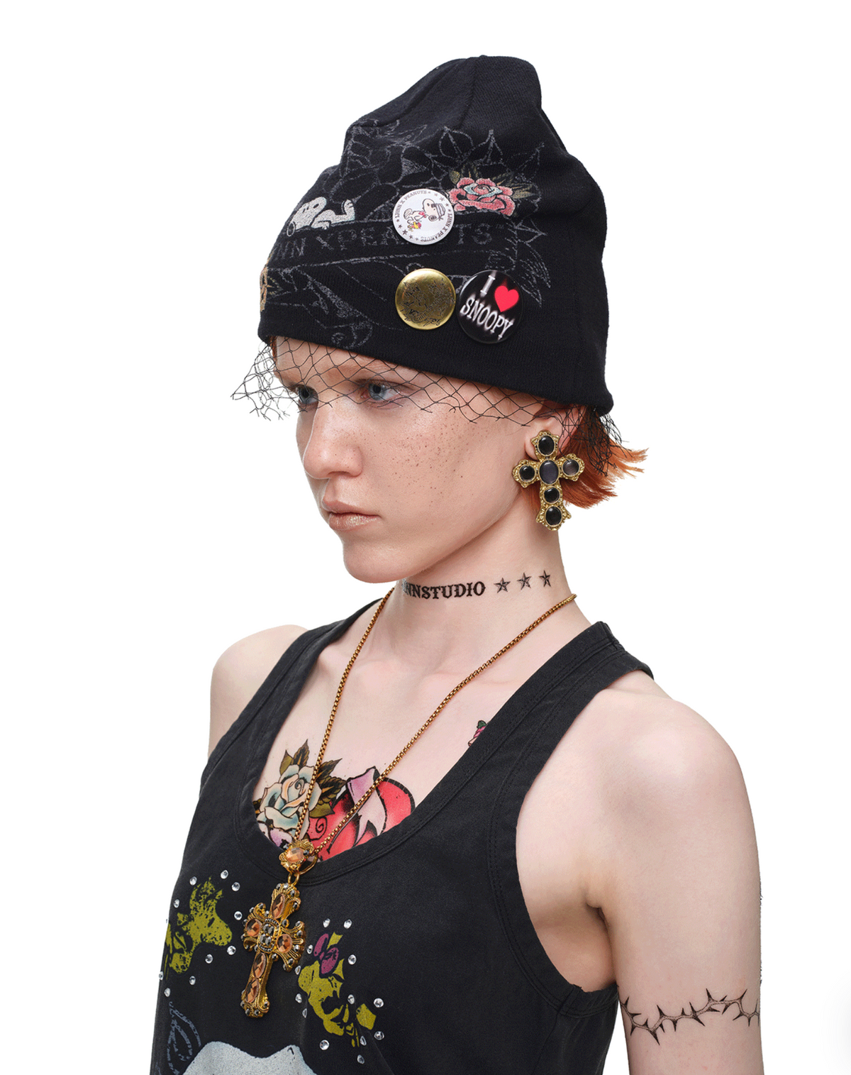 1JINN TATTOO SNOOPY GRAPHIC BEANIE WITH PIN SET – BLACK